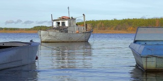 渔船停泊在河边。