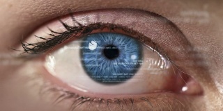 女性眼睛与程序代码。未来。技术。蓝色的。