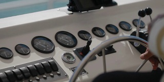 船方向盘和仪表的特写