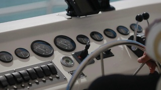船方向盘和仪表的特写视频素材模板下载