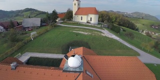 在乡村教堂附近的天文台