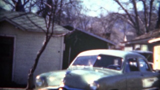 (8毫米胶片)1949年的鞋盒福特小蓝车视频素材模板下载