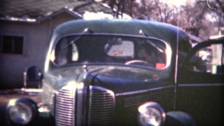 (8毫米胶片)1949年男人倒车视频素材模板下载