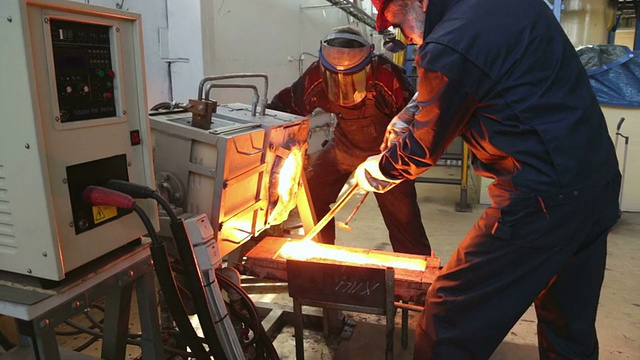 采用感应炉熔炼回收稀有金属。