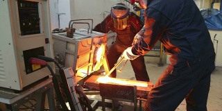 采用感应炉熔炼回收稀有金属。