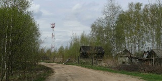 森林里的村庄和信号塔