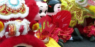 舞龙庆祝中国新年