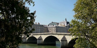 卢浮宫附近的桥。法国巴黎