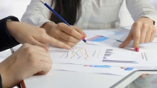 商业女性会议:财务分析与打印的财务图表视频素材模板下载