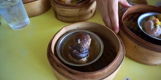 蒸开的点心在不同的层次上是中国传统食物