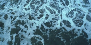 无人机拍摄的巨浪在大海中溅起水花