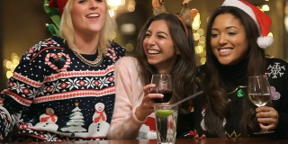 一群女性朋友在酒吧享用圣诞饮品