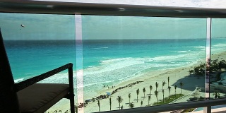 从加勒比海豪华度假阳台上观看