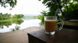 热咖啡与河流背景视频素材模板下载