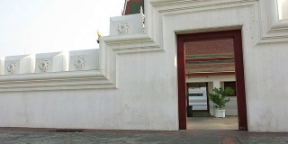 寺庙墙前经过的汽车