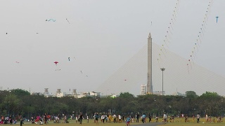 在曼谷大皇宫附近的沙南銮公园放风筝视频素材模板下载