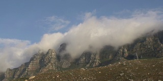 乌云在南非开普敦的12座使徒山上翻滚