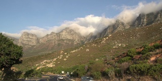 南非，12座使徒山的背景下，汽车在路上行驶