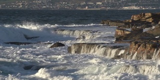 海浪冲击着海岸岩石，开普敦，南非