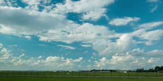 休斯顿霍比机场的宽阔机场，公务机正在起飞
