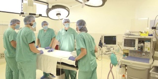 女性外科医生在手术台上为手术团队做简报