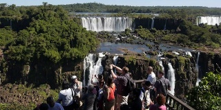 游客参观伊瓜苏瀑布，Foz do Iguacu，巴西