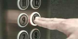 一个男人在十楼的电梯里按了一个按钮