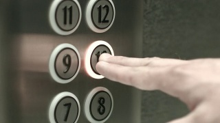 一个男人在十楼的电梯里按了一个按钮视频素材模板下载