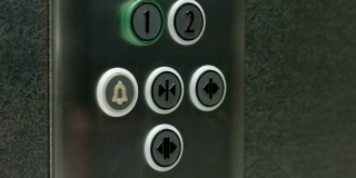 一名男子按下按钮关闭电梯门