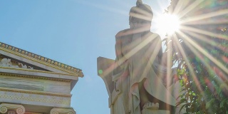 阳光下的哲学家苏格拉底的大理石雕像