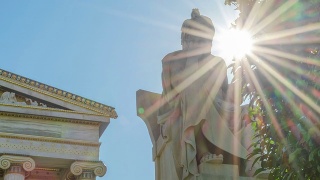 阳光下的哲学家苏格拉底的大理石雕像视频素材模板下载