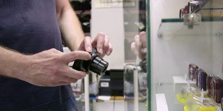 顾客在摄影器材店寻找新的紧凑型相机