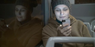 女性在公交车上使用智能手机的时间间隔