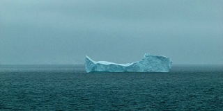 漂浮在南极洲的尖冰山