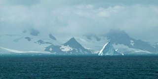 裸露的南极洲景观和阳光下的冰山