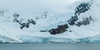 在冰冻的南极山脉景观中淘金