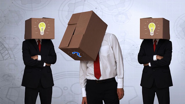 一群商人用盒子藏着脑袋