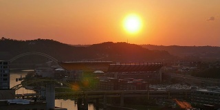 匹兹堡，宾夕法尼亚州——大约2015年5月——太阳在匹兹堡海因茨球场落下，匹兹堡钢人队的主场。