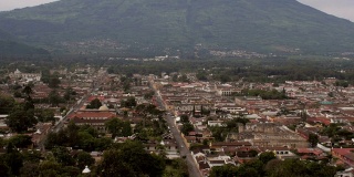 安提瓜，危地马拉有一座冒烟的活火山