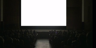 在黑屏的黑暗电影院大厅里的观众