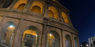 夜间照亮的罗马竞技场
