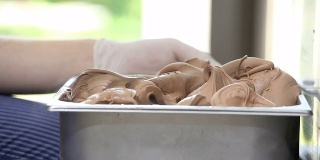 用专业的机器制作冰淇淋，巧克力口味