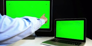 绿色屏幕的笔记本电脑和显示器