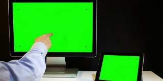平板电脑和绿色屏幕显示器