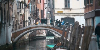 威尼斯的城市景观，有桥和老房子