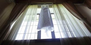 婚纱挂在橱窗里