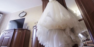 新娘在房间里穿婚纱