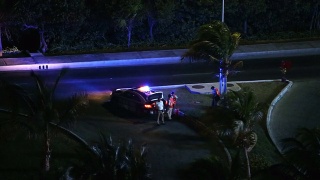 警察在夜间靠近汽车视频素材模板下载