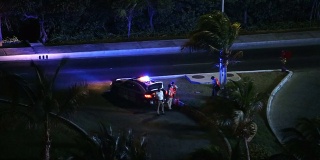 警察在夜间靠近汽车