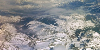 从飞机上看到的山脉